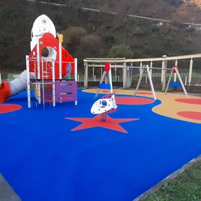 Zona de ocio infantil en el puerto de Cudillero