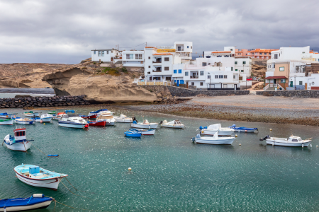 barcos en la costa de un pueblo de Tenerife