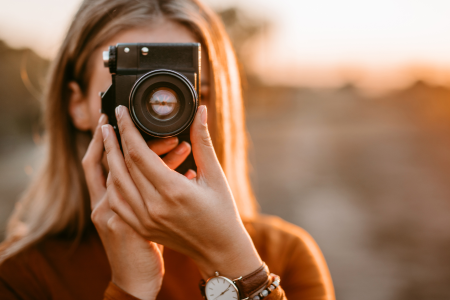 mujer sacando una foto con una cámara digital