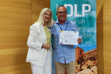Aurora de Blas entrega el diploma al proyecto de pesca-turismo (recoge Nicolás, presidente del GAL de Cádiz)