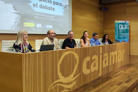 Presidenta de la REGP y representantes de OIG durante el debate.jpg