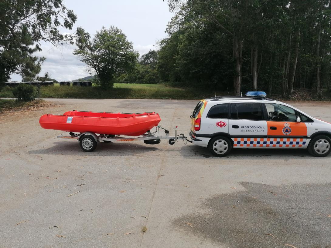 Vehículo transportando una barca de Protección Civil