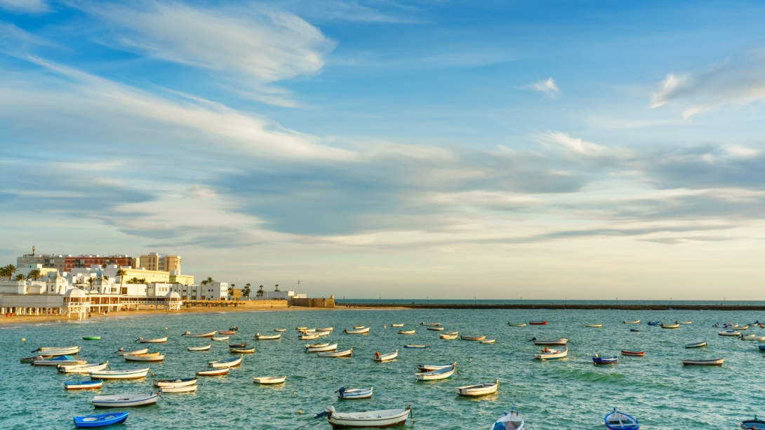 Playa con barcas amarradas