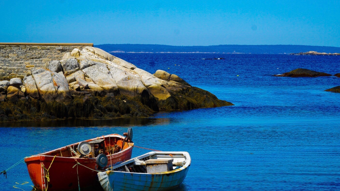 dos barcas amarradas en el puerto