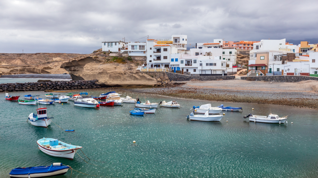 barcos en la costa de un pueblo de Tenerife