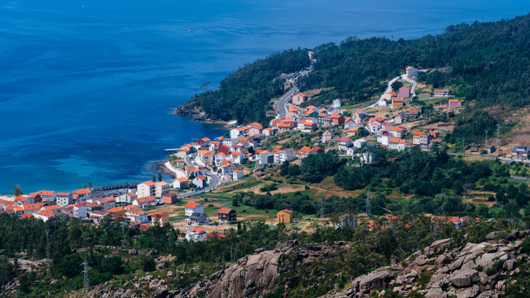 paisaje de un pueblo de la costa da morte en Galicia