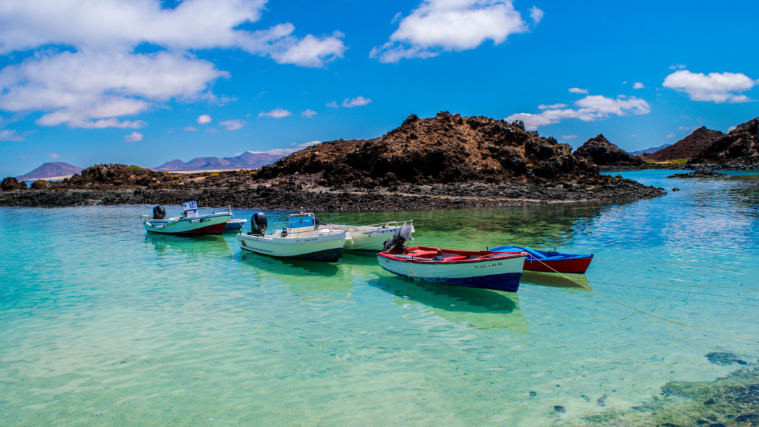 barcos en la costa de la isla de Fuerteventura