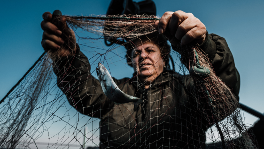 Mujer pesca