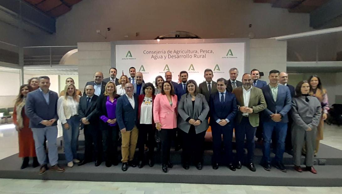 Foto de grupo de la firma de los convenios de los GAL andaluces