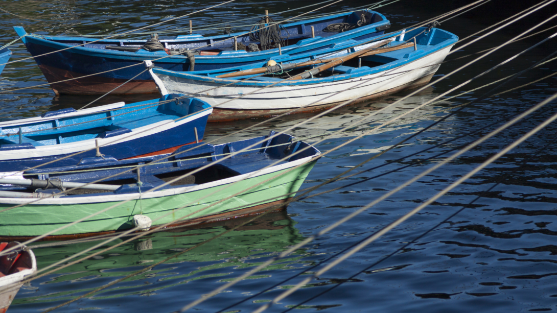 Barcos amarrados en puerto en Galicia