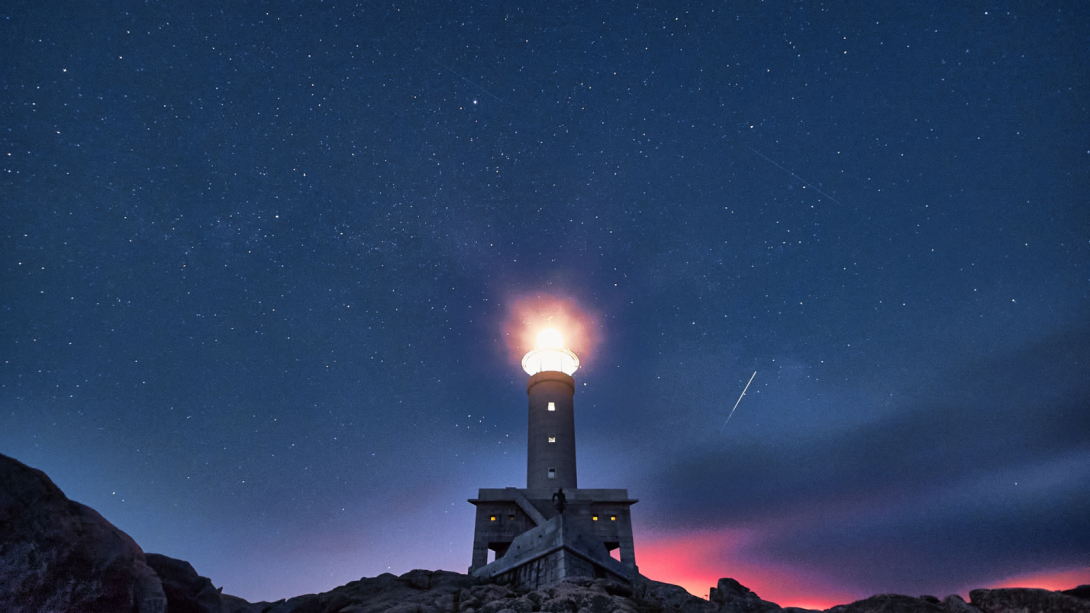 faro de Galicia iluminado