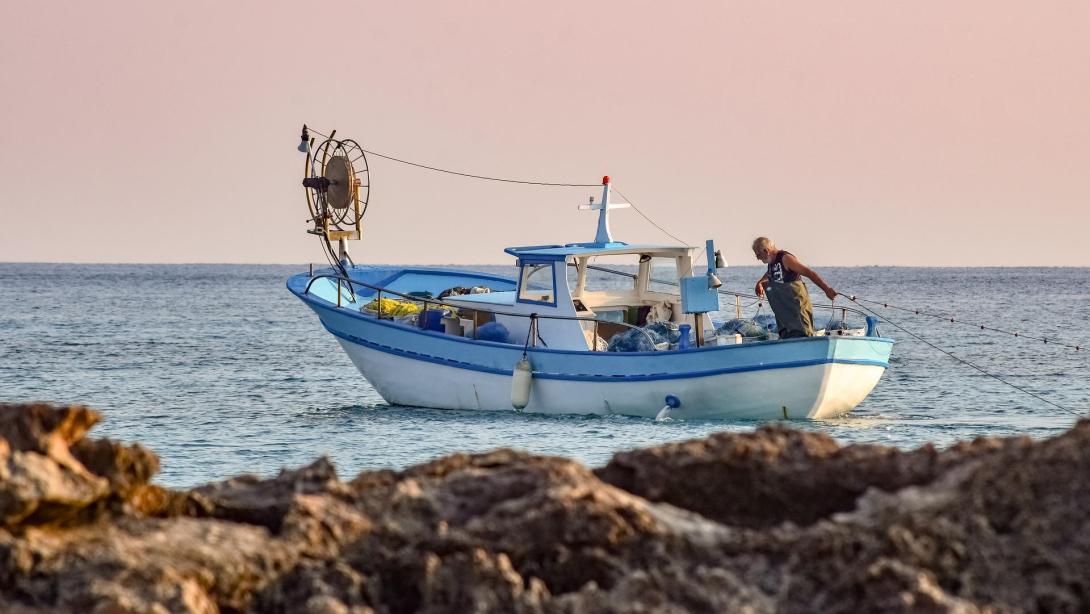 fishing-boat-g3fb263806_1920.jpg